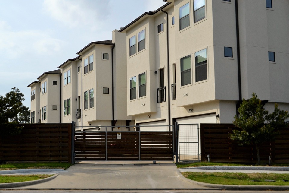 Comment choisir le portail et la clôture pour votre bâtiment : Le guide pratique