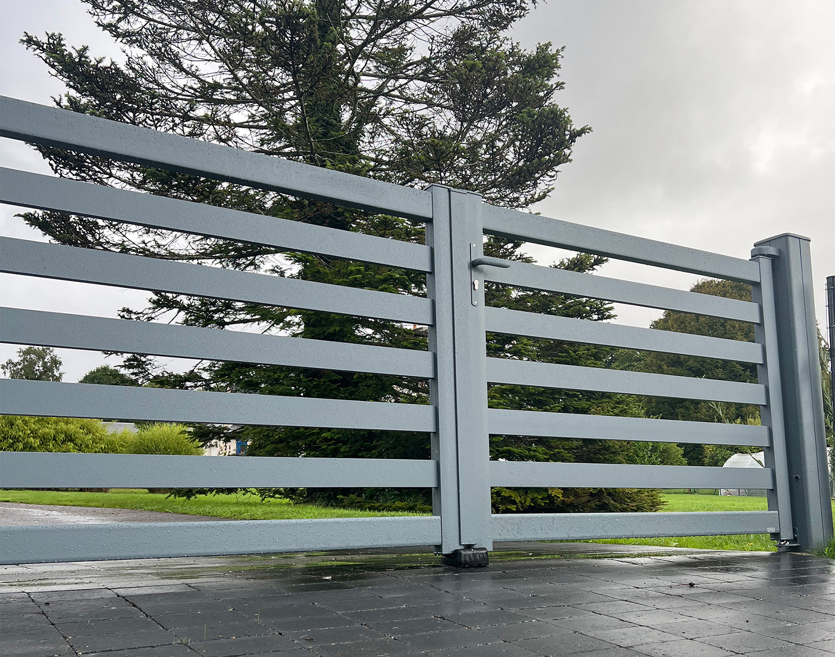 Portails en aluminium sur-mesure : L'élégance et la fonctionnalité combinées